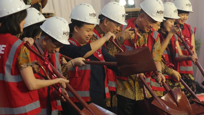 Ki-ka: Direktur Eksekutif Yayasan Pendidikan Pelita Harapan Stephanie Riady, B.A., M.Ed., YPPH Senior Advisor Prof. Dr. Adrianus Mooy, M. Sc., Ph. D., Hope Academy School System Coordinator Wiginy Kusliawan, CEO of Hotels and Malls (Amantara) Natalia Kusumo, Pendiri dan Ketua Pembina YPPH Dr. James Riady, Chairman Agung Sedayu Group Sugianto Kusuma, Sekretaris Dinas Pendidikan Kab. Tangerang Fahrudin, Ketua Yayasan Pendidikan Pelita Harapan DR. (Hon.) Jonathan L. Parapak, M.Eng.Sc., Dewan Pengawas YPPH Minny Riady, dan Pembina YPPH Aileen Riady berbincang saat Groundbreaking Ceremony HOPE Academy Pantai Indah Kapuk (PIK) 2 di PIK 2, Kabupaten Tangerang, Banten, Kamis (31/8/2023).