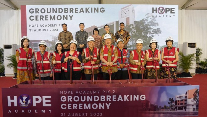 Sekolah Ki-ka: Direktur Eksekutif Yayasan Pendidikan Pelita Harapan Stephanie Riady, B.A., M.Ed., YPPH Senior Advisor Prof. Dr. Adrianus Mooy, M. Sc., Ph. D., Hope Academy School System Coordinator Wiginy Kusliawan, CEO of Hotels and Malls (Amantara) Natalia Kusumo, Pendiri dan Ketua Pembina YPPH Dr. James Riady, Chairman Agung Sedayu Group Sugianto Kusuma, Sekretaris Dinas Pendidikan Kab. Tangerang Fahrudin, Ketua Yayasan Pendidikan Pelita Harapan DR. (Hon.) Jonathan L. Parapak, M.Eng.Sc., Dewan Pengawas YPPH Minny Riady, dan Pembina YPPH Aileen Riady berbincang saat Groundbreaking Ceremony HOPE Academy Pantai Indah Kapuk (PIK) 2 di PIK 2, Kabupaten Tangerang, Banten, Kamis (31/8/2023).