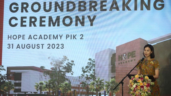 Ki-ka: Direktur Eksekutif Yayasan Pendidikan Pelita Harapan Stephanie Riady, B.A., M.Ed., YPPH Senior Advisor Prof. Dr. Adrianus Mooy, M. Sc., Ph. D., Hope Academy School System Coordinator Wiginy Kusliawan, CEO of Hotels and Malls (Amantara) Natalia Kusumo, Pendiri dan Ketua Pembina YPPH Dr. James Riady, Chairman Agung Sedayu Group Sugianto Kusuma, Sekretaris Dinas Pendidikan Kab. Tangerang Fahrudin, Ketua Yayasan Pendidikan Pelita Harapan DR. (Hon.) Jonathan L. Parapak, M.Eng.Sc., Dewan Pengawas YPPH Minny Riady, dan Pembina YPPH Aileen Riady berbincang saat Groundbreaking Ceremony HOPE Academy Pantai Indah Kapuk (PIK) 2 di PIK 2, Kabupaten Tangerang, Banten, Kamis (31/8/2023).