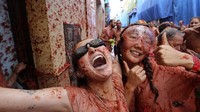 Perkelahian jalanan dengan tomat membuat jalanan, rumah-rumah dan pesertanya basah kuyup. Tiket untuk festival mulai dari 12 euro ($13) atau sekitar Rp 198.000-an.