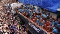 Orang-orang saling melempar tomat dalam acara tahunan Tomatina, pesta adu tomat, di desa Bunol dekat Valencia, Spanyol, Rabu, 30 Agustus 2023.   