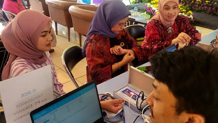 Senam Sehat dan Pemeriksaan Kesehatan Gratis bersama eskayvie yang dihadiri oleh Ibu Menteri Pariwisata dan Ekonomi Kreatif, Asiah Nur Uno di Jakarta