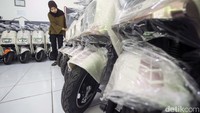 Untuk performa, motor listrik bisa mencapai 30 hingga 60 km per jam. Sedangkan untuk sepeda listrik, kecepatannya maksimal 45 km per jam, dengan rata-rata kecepatan 25 hingga 30 km. Sisi kecepatan ini yang membuat orang tua lebih memilih untuk membelikan sepeda listrik untuk anaknya, salah satunya agar tidak dibuat ngebut saat di jalan.  