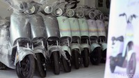 Kapasitas baterai sepeda listrik dimulai dari 22V karena dinamonya juga kecil. Sedangkan, baterai motor listrik punya kapasitas mulai dari 48V. Dari sisi umur baterai, keduanya hampir sama, sekitar 3-5 tahunan. Untuk harga baterai sepeda dibanderol mulai dari Rp1,3 jutaan, sedangkan motor listrik mulai dari Rp 6-7 jutaan.  