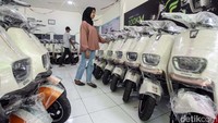 Pembeli melihat-lihat unit sepeda listrik di Ofero Depok, Kamis (31/8/2023).  