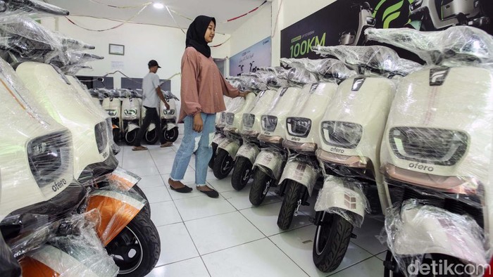 Pembeli sering tertukar antara sepeda listrik dan motor listrik. Ini lhoo perbedaannya.