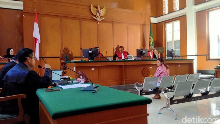 Sidang kasus suap dan gratifikasi eks Bupati Mamberamo Tengah Ricky Ham Pagawak. detikSulsel/Nur Afni Aripin