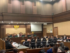 Hakim Pengadil Johnny Plate Semprot Saksi: Mencla-mencle, Jadi Tersangka Aja!