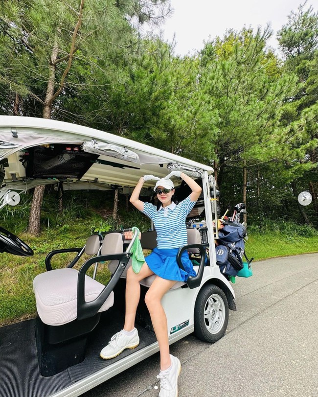 “Slide terakhir tampak hubbynya sampe ngengkang gitu kakinya demi dapet angle istri yang ciamik 😍😍🙌🙌” “Masih ke crop kakinya papa hyunbin tolong perbaiki,” “emg boleh se cute ini difotoin bapak,” komentar sejumlah penggemar di bawah unggahan Instagram Son Ye Jin.Foto: dok. Instagram @yejinhand