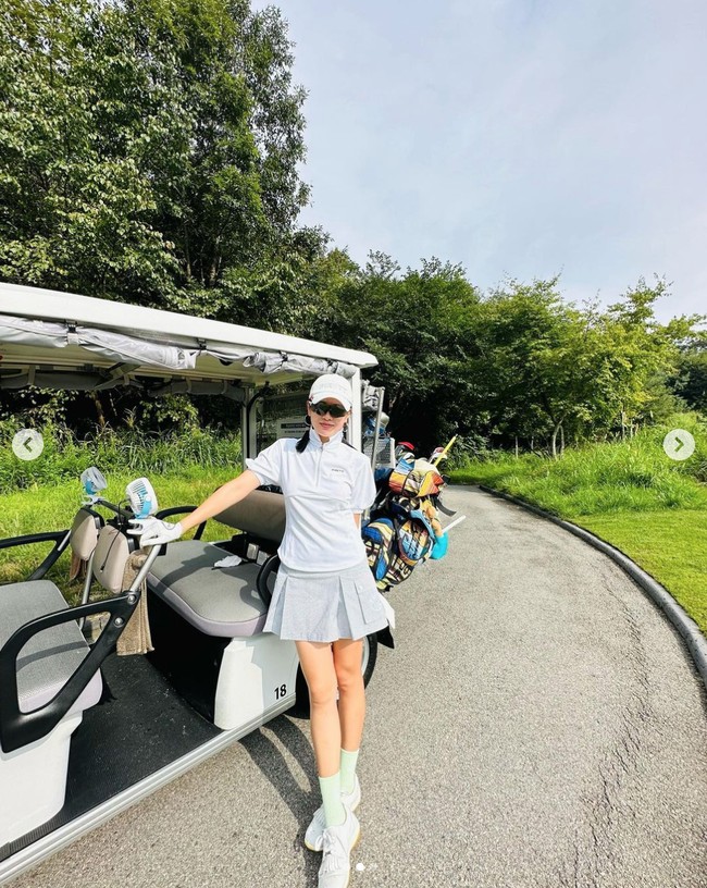 “D-1. 😬 Am I getting better?? His photography skills are getting better!😎” tulis Son Ye Jin terang-terangan memuji Hyun Bin dalam keterangan fotonya. Foto: dok. Instagram @yejinhand