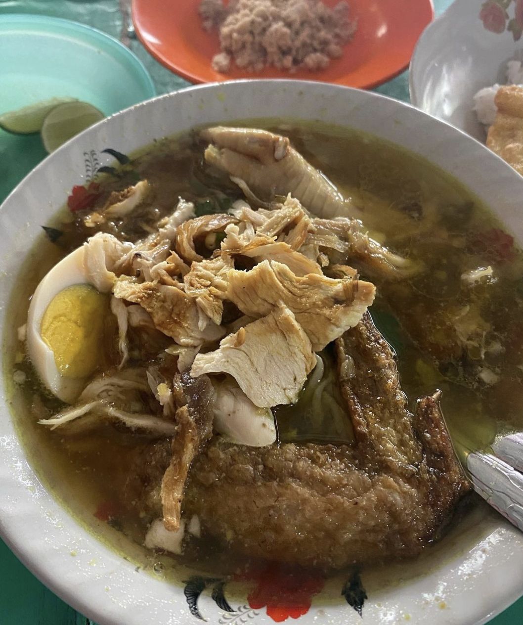 Soto ranjau dengan isian tulang ayam yang menggugah selera.