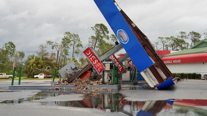 Badai Idalia menerjang kawasan Horseshoe, Florida, AS, merusaka sejumlah fasilitas publik dan perekonomian. Salah satunya SPBU ini.