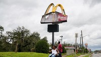 Papan nama McDonalds juga hancur diterjang Idalia. 
