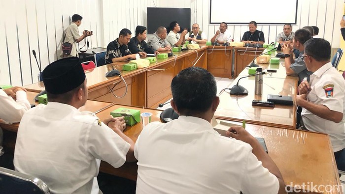 Suasa rapat klarifikasi yang diadakan DPRD Kota Padang bersama ASN yang diduga terlibat politik praktis. M. Afdal Afrianto  (M. Afdal Afrianto/detikSumut)