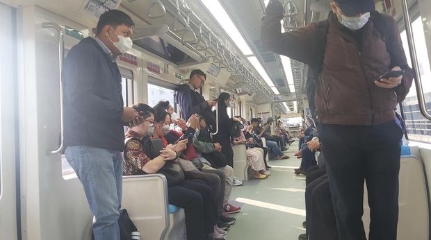 Suasana LRT di Stasiun Bekasi