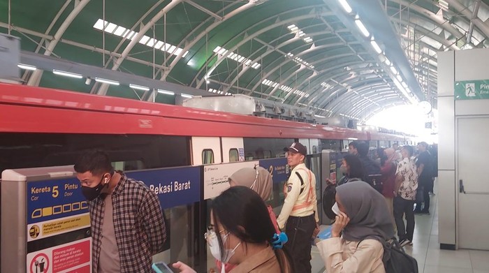 Suasana LRT di Stasiun Bekasi