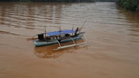 Sungai Sagea yang berubah warna menjadi keruh tersebut diduga akibat tercemar material tanah dari aktivitas pertambangan sehingga warga tidak bisa lagi memanfaatkan air sungai untuk kebutuhan sehari-hari dan hasil tangkapan nelayan juga berkurang di daerah itu.  