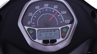 Berstatus sebagai motor entry level, Suzuki Lets 110 tak menawarkan suatu yang spesial di bagian fitur. Kuda besi mugil tersebut masih menggunakan lampu halogen dan panel instrumen analog. Beruntungnya, pabrikan telah membekalinya dengan soket pengisian daya ponsel. Foto: Suzuki China
