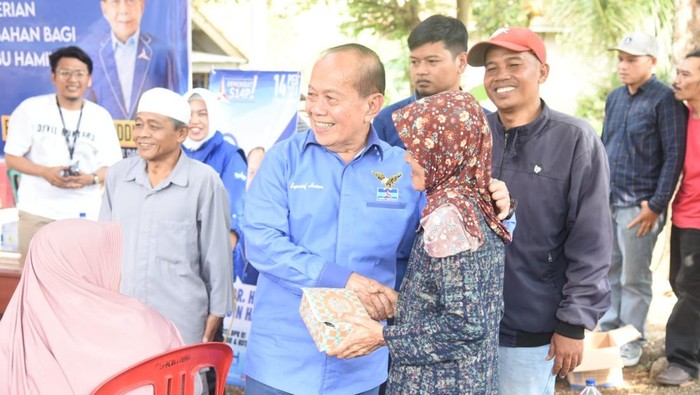 Syarief Hasan bersama warga