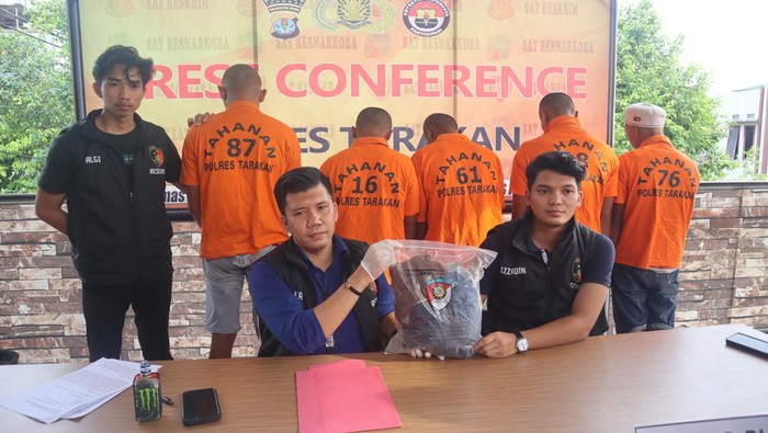 Lima orang pelaku pengeroyokan saat diamankan di Polres Tarakan, Kalimantan Utara (Kaltara).