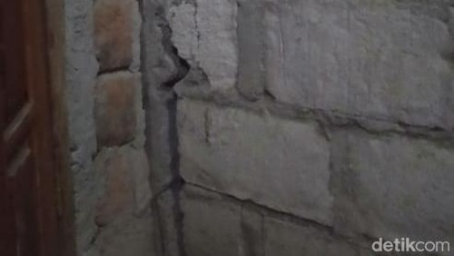 Tembok rumah warga di TTS retak akibat gempa.
