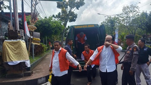 Terdakwa H. Moh. Thoiyibi (pria yang membawa tas kuning) saat turun dari mobil tahanan Kejaksaan Negeri (Kejari) Jembrana untuk menjalani sidang putusan di Pengadilan Negeri (PN) Negara, Kamis (31/8/2023).