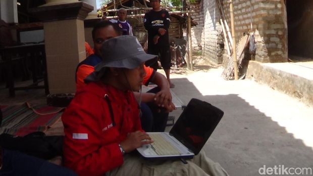Tim ITN Malang saat mengambil sampel di lokasi dentuman misterius di Desa Moncek Tengah, Sumenep.
