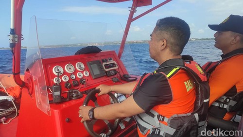 Tim SAR mencari ABK yang dilaporkan hilang setelah melompat ke laut di Tanjung Benoa, Badung, Bali.