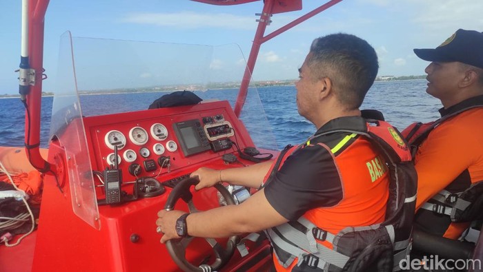 Tim SAR mencari ABK yang dilaporkan hilang setelah melompat ke laut di Tanjung Benoa, Badung, Bali.