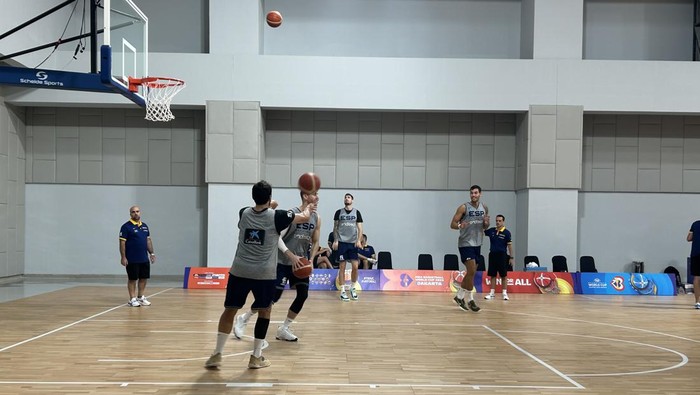 Timnas basket Spanyol menggenjot kesiapan menjelang lawan Latvia di putaran kedua FIBA World Cup 2023. Mereka pun yakin 100 persen mampu memenangkan pertandingan pertama di babak penyisihan Grup L.