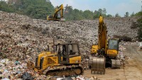 Sejumlah alat berat memindahkan tumpukan sampah di TPA Tlekung, Batu, Jawa Timur, Kamis (31/8/2023).  