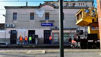 Kereta api, yang sedang mengangkut gerbong di jalur Milan-Turin, melaju dengan kecepatan 160 kilometer (99 mil) per jam ketika menabrak tim pekerja yang sedang mengganti bagian jalur rel di dekat Brandizzo, di pinggiran Turin, demikian dilaporkan kantor-kantor berita Italia, AGI dan Ansa seperti dilansir kantor berita AFP, Kamis (31/8/2023).  