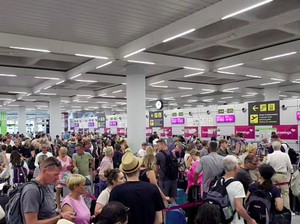 Cerita Turis Inggris Terdampar di Bandara: Hotel Penuh-Harganya Mahal