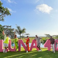Pesta berlangsung meriah dari siang hingga malam hari. Foto: Instagram