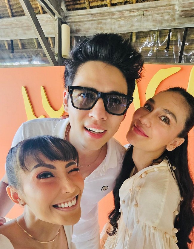 Tak ketinggalan, tentu saja kekasih Luna Maya, Maxime Bouttier juga hadir. Keduanya memperlihatkan kemesraan sebagai dua sejoli. Foto: Instagram