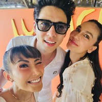 Tak ketinggalan, tentu saja kekasih Luna Maya, Maxime Bouttier juga hadir. Keduanya memperlihatkan kemesraan sebagai dua sejoli. Foto: Instagram