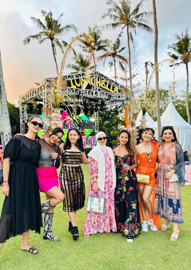 Pesta ulang tahun terinspirasi dari konser musik dunia Coachella yang dibuat versi mini. Lunachella pun jadi tema pesta. Foto: Instagram