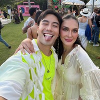 Sebagai ratunya pesta, Luna Maya tampil dengan gaya bohemian dengan gaun putih beraksen ruffle yang dipadankan boots berwarna senada. Foto: Instagram