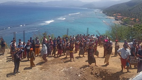 Warga Desa Bugbug, Karangasem, Bali, yang menolak pembangunan resor mewah di desanya. Mereka merusak dan membakar bangunan resor yang belum rampung, Rabu (30/8/2023).
