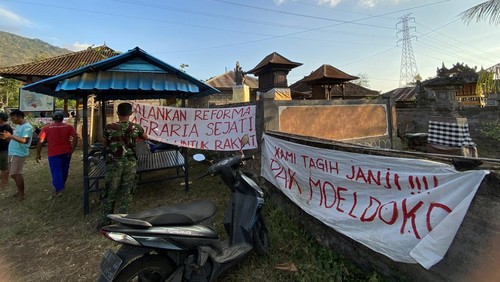 Warga eks Timtim pasang spanduk, tagih janji pemerintah bebaskan lahan garapan, di Desa Sumberkelampok, Kecamatan Gerokgak, Kabupaten Buleleng, Bali.