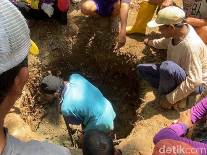 Warga menggali sumber air baru di pinggir Sungai Ngrawu, Pedukuhan Gebang, Kalurahan Pengkol, Kapanewon Nglipar, Gunungkidul, Kamis (31/8/2023).