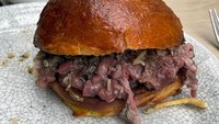 Tak hanya burger ayam saja yang masih mentah. Tapi burger sapi yang satu ini kondisinya masih mentah dan tidak aman dimakan. Foto: Site News