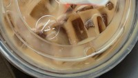 Sedang asyik minum es kopi dari salah satu kafe. Netizen ini baru sadar di dalam gelas kopinya ada kecoa yang sedang berenang. Foto: Site News