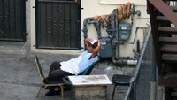 Tinggal di samping restoran China, wanita ini kaget melihat pemandangan bebek yang dijemur di pipa air kotor. Foto: Site News