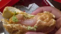 Sedang lapar-laparnya, netizen ini harus kecewa ketika burger ayam yang dimakannya masih mentah total. Foto: Site News