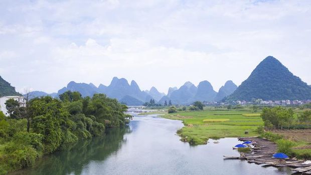 Sungai Yulong di Yangshuo, Guilin, China