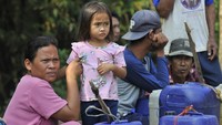 Warga antre mengambil bantuan air bersih di Desa Ridogalih, Cibarusah, Kabupaten Bekasi, Jawa Barat, Jumat (1/9/2023).  