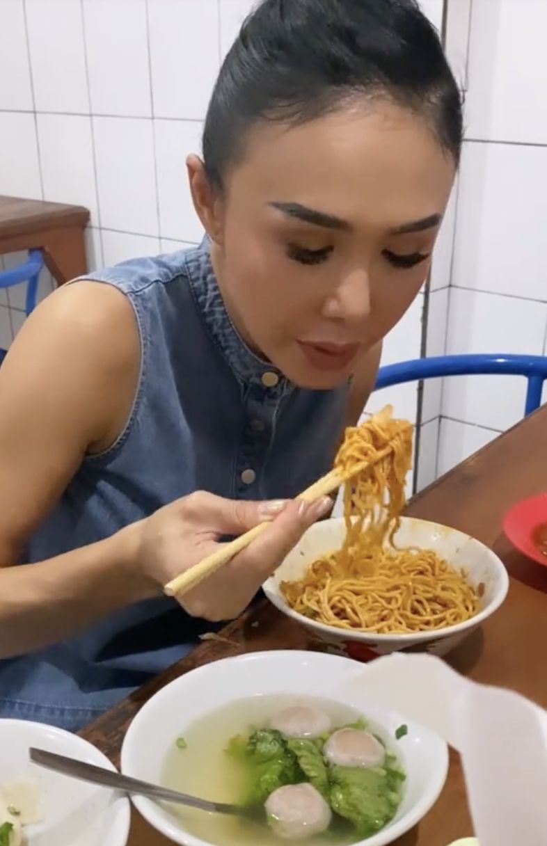 5 Kuliner Tradisional Pilihan Yuni Shara, Semuanya Legendaris dan Enak!