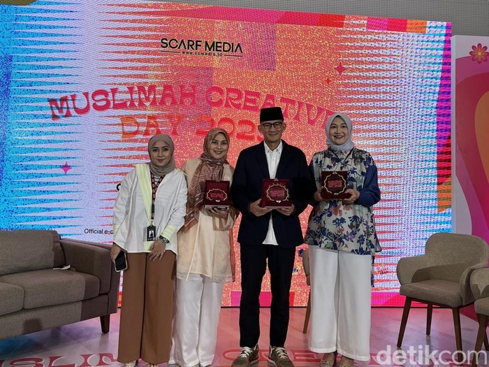 Acara Muslimah Creative Day 2023 dihadiri oleh Menteri Pariwisata dan Ekonomi Kreatif Indonesia, Sandiaga Uno, Amanda Zada pemilik brand hijab Napocut, Suci Utami dari Wardah dan Temi Sumarlin dari Scarf Media.