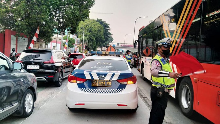 Ada Perbaikan Jalan di S Parman Jakbar, Lalin Tomang Arah Slipi Tersendat